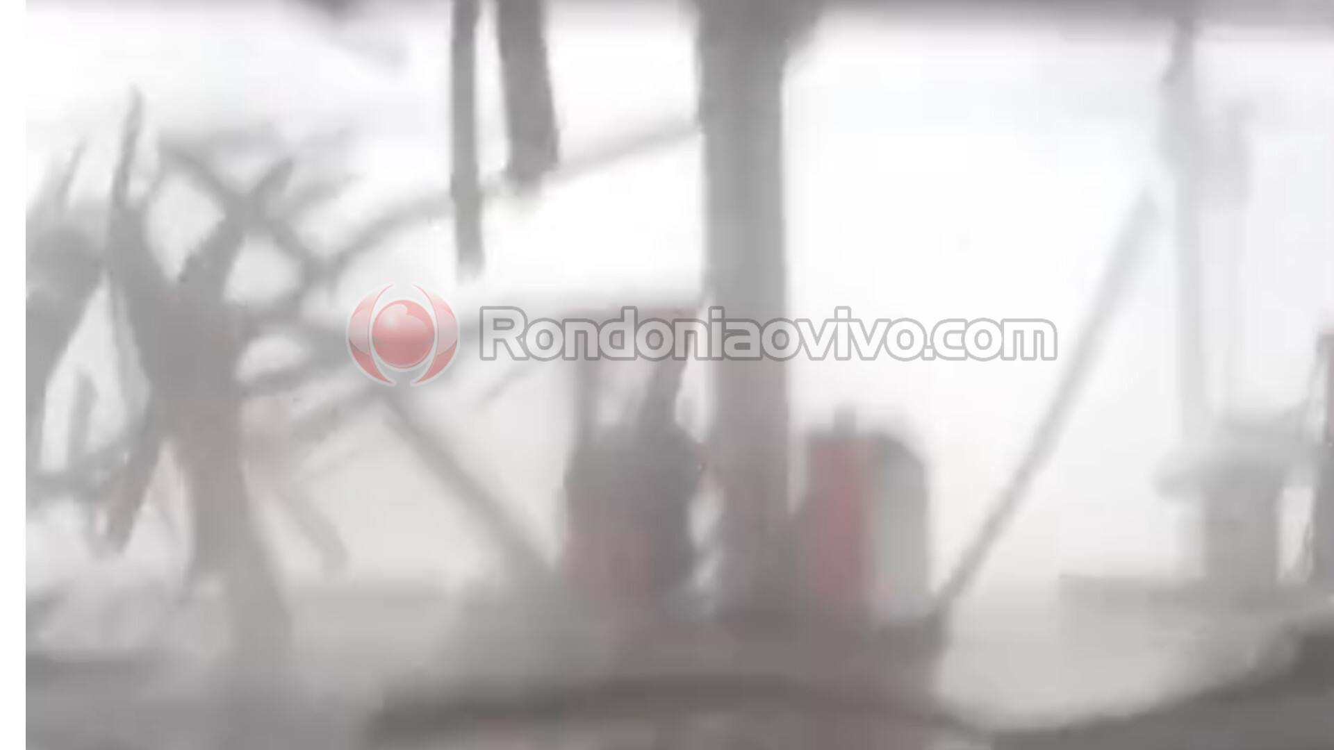 FORTE VENTANIA: Vídeo mostra temporal destruindo forro de posto de combustíveis 