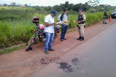 Acidente entre carreta e motocicleta deixa uma vítima fatal