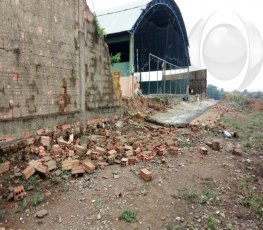 TEMPESTADE: Muro de escola desaba durante forte chuva