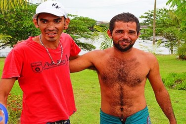 Corpo de Bombeiros resgata três homens que naufragaram barco nas águas do Rio Machado