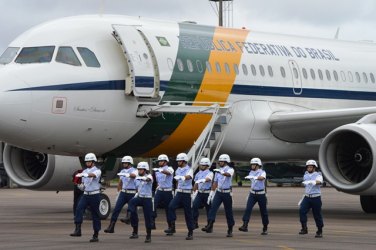 Confira imagens do desembarque da presidente na capital - VÍDEO