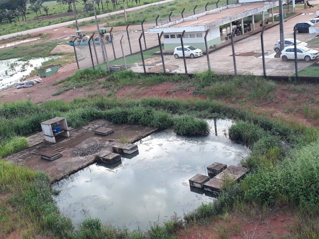 SAÚDE EM RISCO: Fossa gigante e a céu aberto toma conta da área do Presídio 470