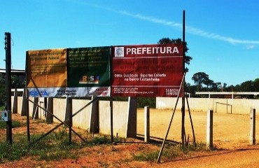 OBRA INACABADA – Quadra poliesportiva do bairro Castanheira está abandonada há mais de seis meses – Confira fotos