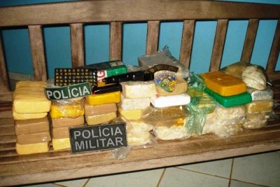 Polícia apreende drogas e arma em caminhão 