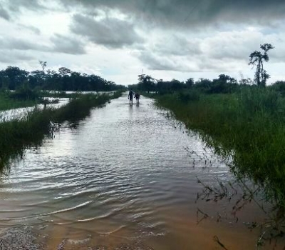 Enchente impossibilita trânsito em estrada rural próximo ao Distrito do Estrela