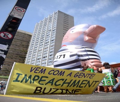 Manifestantes acampam na av. Paulista com 'Pixuleco' gigante