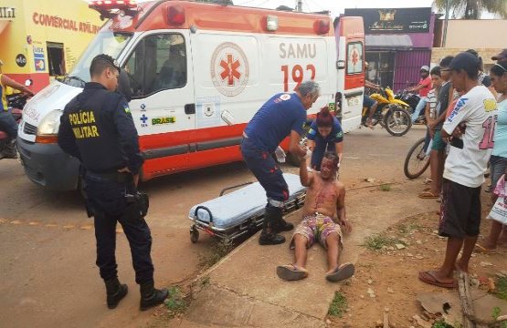 Homem é agredido a pauladas pela esposa durante briga