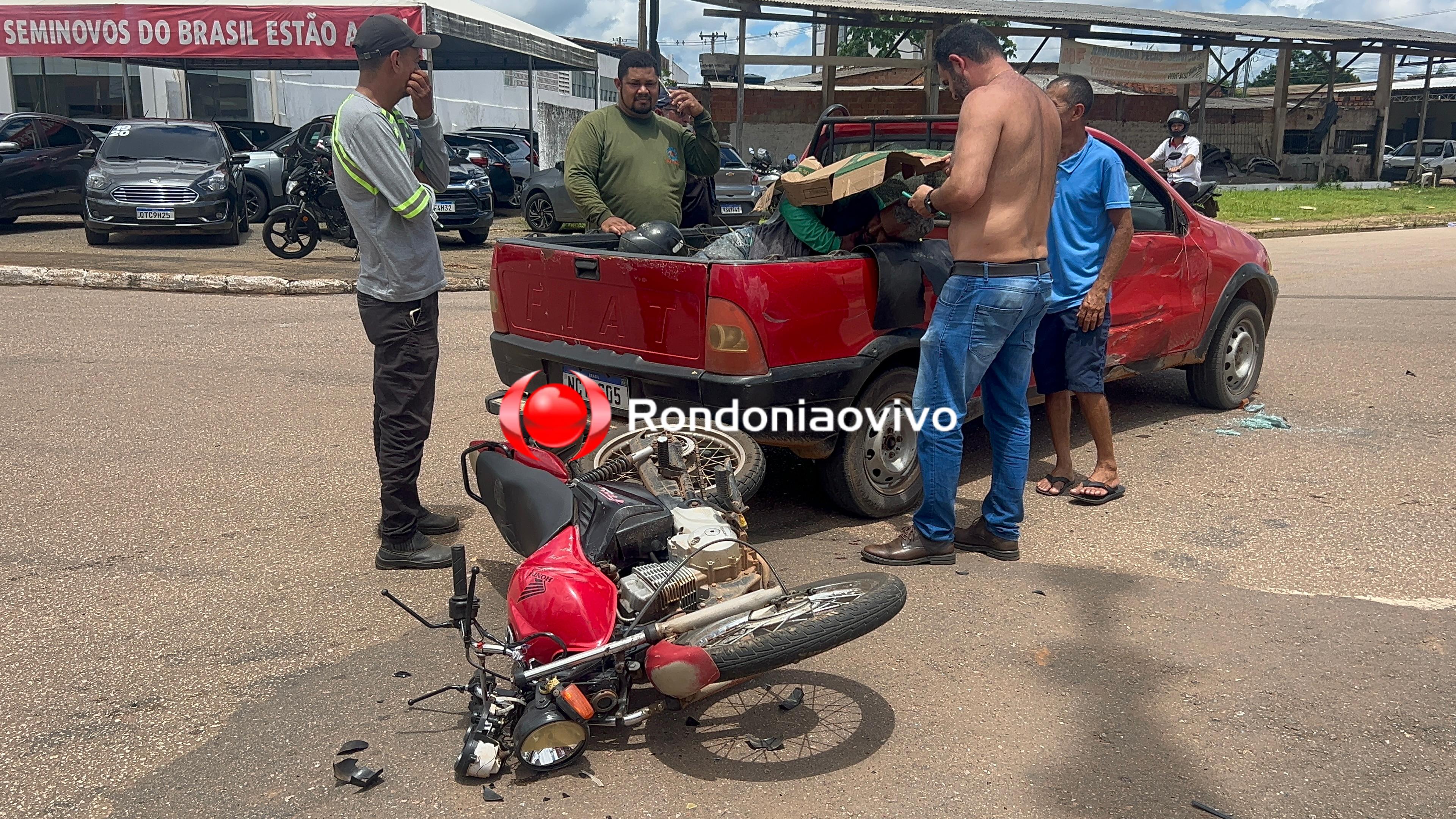 VÍDEO: Motociclista vai parar na carroceria de veículo em grave acidente