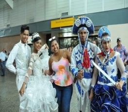 TURISMO - Recepção com grupos folclóricos anima saguão do aeroporto