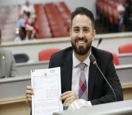 Léo Moraes propõe obrigatoriedade de interprete de LIBRAS em sessões plenárias