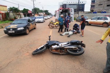 Taxista avança preferencial e atropela motociclista
