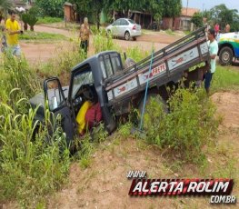 Três crianças ficam feridas em caminhonete após roda do veículo se soltar