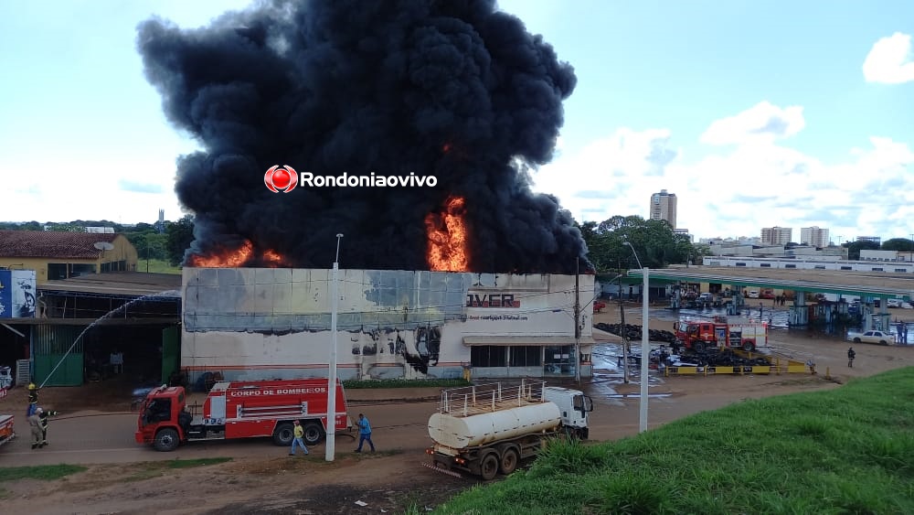 VÍDEO: Incêndio em loja de pneus já atinge prédios ao lado; vídeos