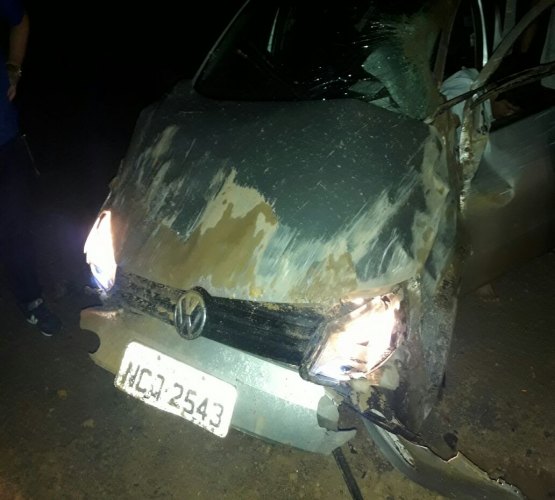 Carro de vereador tomba em cratera na BR-425