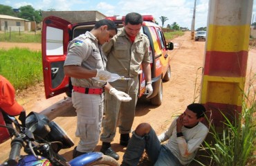 CENA DA CIDADE II - Motociclista sofre acidente após utilizar freio dianteiro em rua de cascalho  