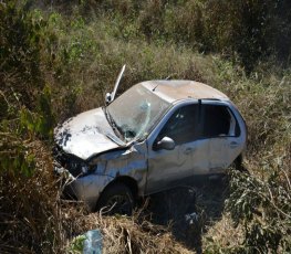 Carro capota na BR-364 com família dentro 