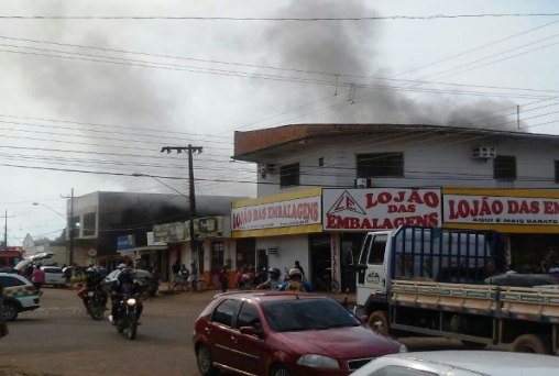 Incêndio destroe deposito de loja na zona leste da capital