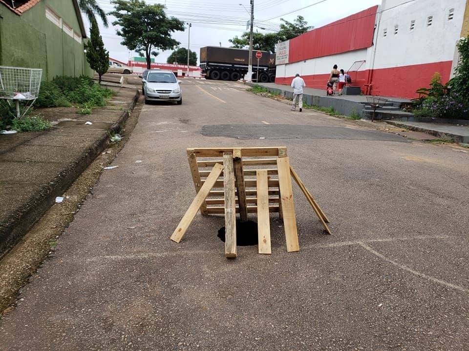 COSTA E SILVA:  Moradores alertam sobre buraco que está acabando com a rua