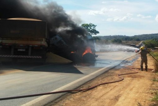 GRAVE - Carretas batem de frente e explodem na BR 364