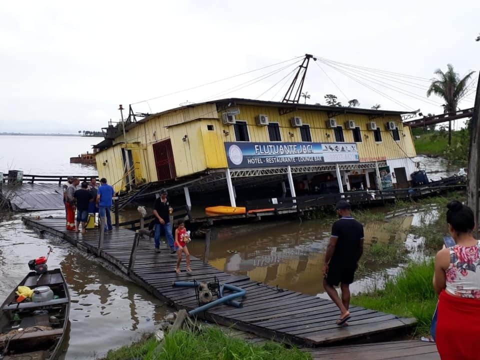 BANZEIRO: Hotel e restaurante flutuante cede após forte temporal