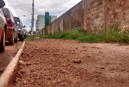 Pedestres cobram construção de calçada em acesso ao Espaço Alternativo