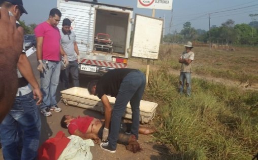 Motociclista morre após se chocar de frente com carreta