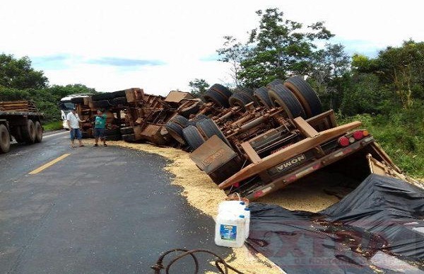 Carreta carregada com soja tomba na BR-364 próximo a Vilhena