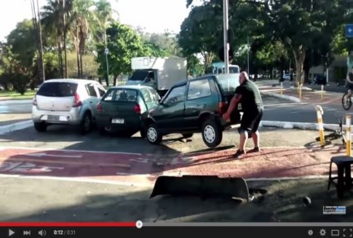  Homem que tirou carro de ciclovia no braço é 'mais forte do Brasil' e vereador - VÍDEO