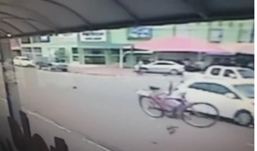 Ciclista ‘voa’ ao ser atropelado por carro - VÍDEO