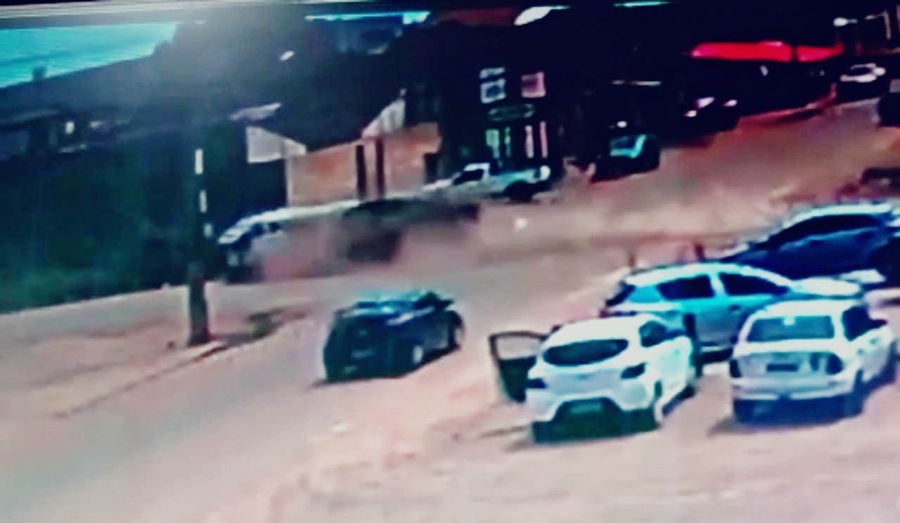 VEJA O MOMENTO: Vídeo mostra Kombi sendo arrastada por Hilux; casal ficou preso nas ferragens