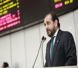 Laerte Gomes concede títulos de Cidadão Honorífico do Estado