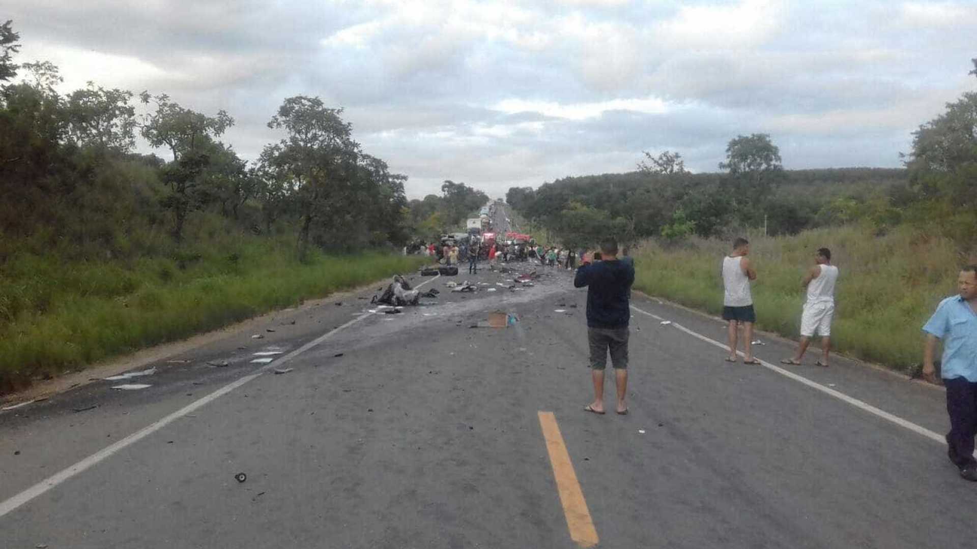 BR-251: Acidente com vários veículos deixa mortos e feridos