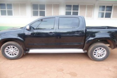 Policia Boliviana entrega hilux furtada de concessionária de Porto Velho no Porto Oficial de Guajará.