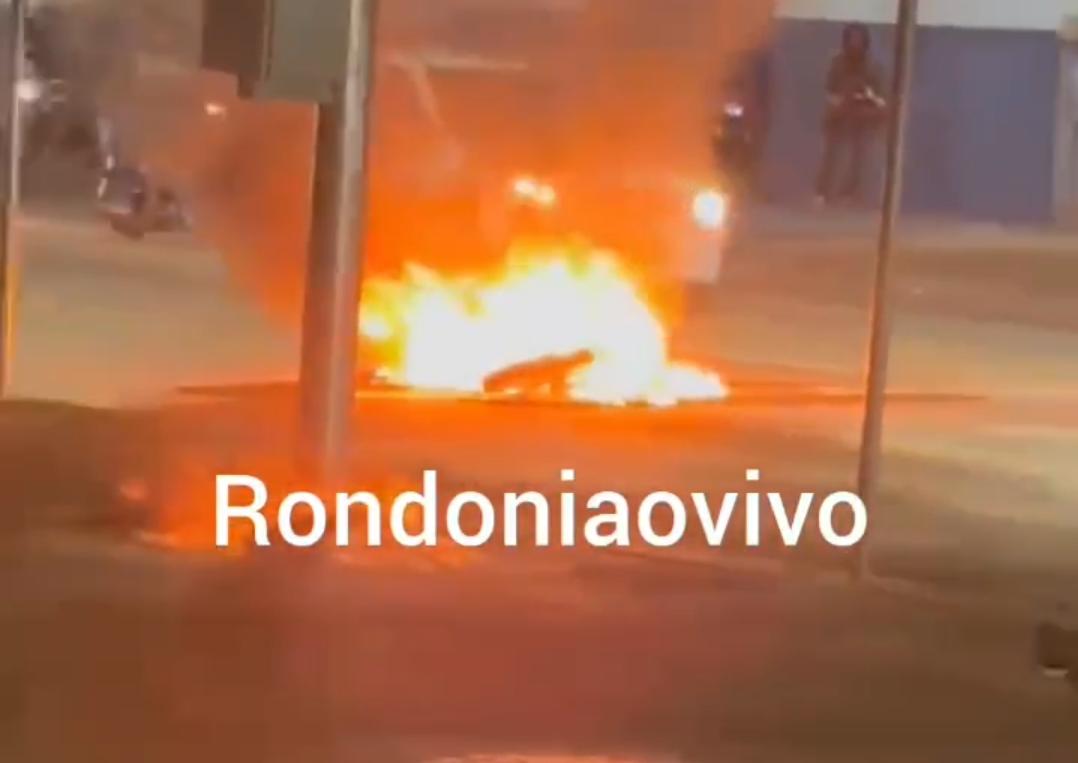 VÍDEO: Motocicleta é destruída por incêndio na Avenida Jatuarana