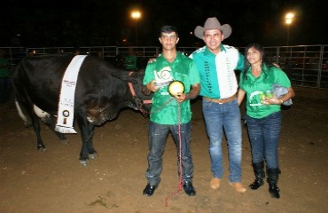 Concurso premia melhor vaca produtora de leite em Vale do Paraíso