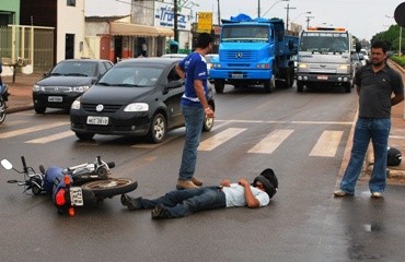 Colisão entre moto e carro deixa trânsito paralisado na Jorge Teixeira (BR 319) e preocupa motoristas – Confira fotos