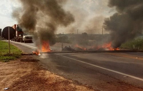 Manisfesto fecha BR 364, PRF negocia liberação da rodovia