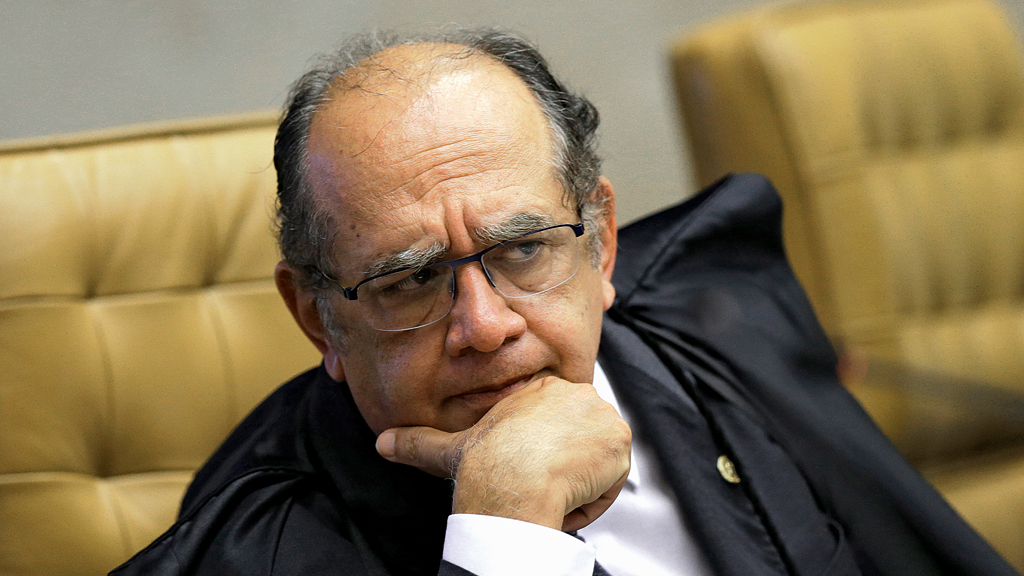 Sessão do STF é suspensa após ataques entre ministros Barroso e Gilmar Mendes