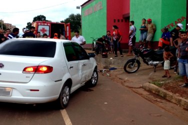 Motociclista quebra perna em acidente com carro
