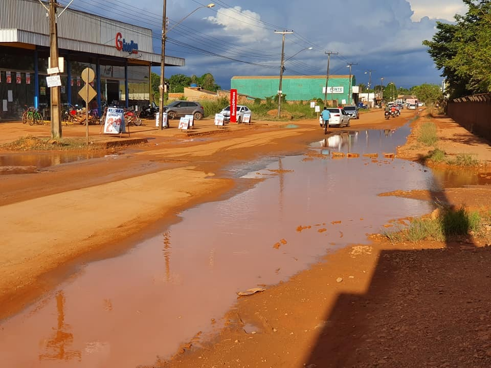 SEM CONDIÇÕES:  Rua que liga três bairros na zona Leste está totalmente abandonada