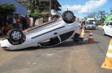 CENA DA CIDADE II – Veículo capota após colisão em avenida de Porto Velho – Fotos