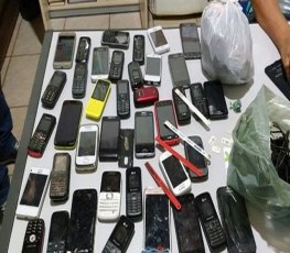 Agentes penitenciários apreendem 39 celulares em presídio 