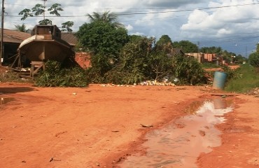 SANEAMENTO – Comunidade do bairro Igarapé bloqueia rua após surgimento de buracos e alagações constantes – Fotos e Vídeo