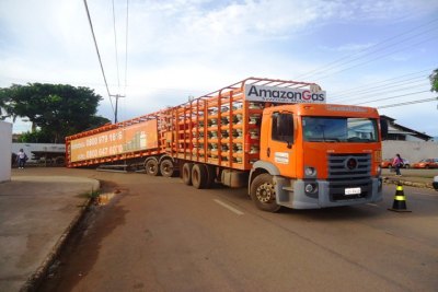 Carregamento de gás solta de carreta na região central da capital
