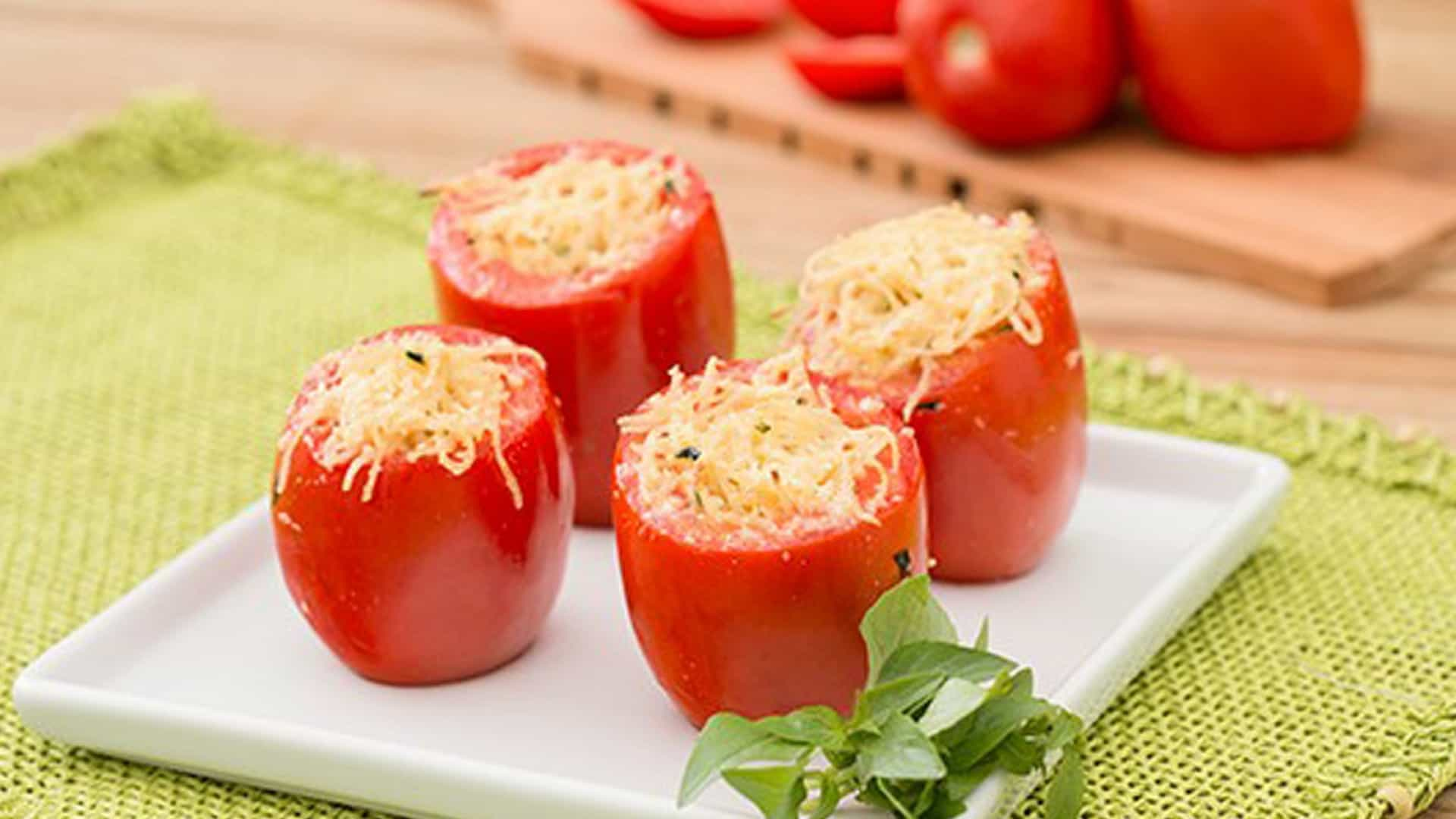 DIFERENTE: Aprenda a fazer tomate recheado para um almoço leve