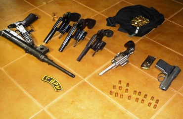 PM prende trio e encontra revolver, pistolas e metralhadora 