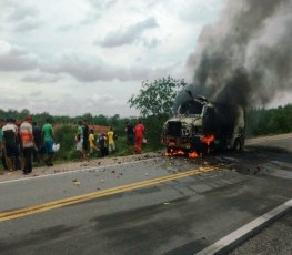 Bandidos explodem carro-forte e roubam cerca de R$ 1,5 milhão