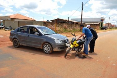 Carro na contra mão acerta moto em cruzamento