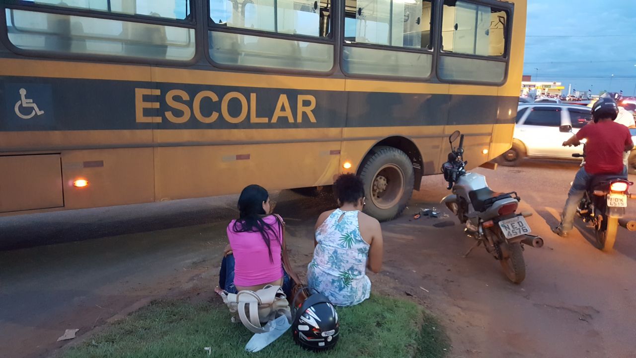 LIVRAMENTO: Ônibus escolar passa por cima de moto ocupada por mulheres