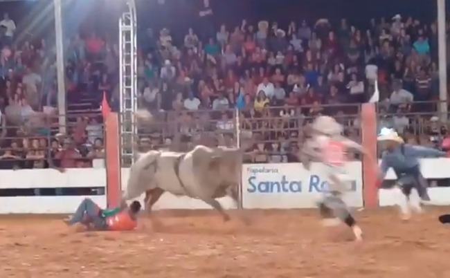 VÍDEO: Peão cai de touro durante rodeio e é pisoteado pelo animal